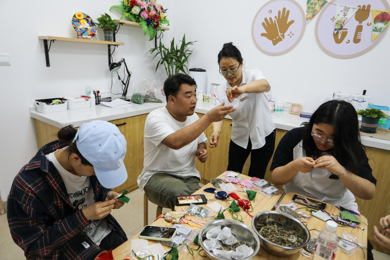 图为传统节日“端午节”在协同育人中心做香包活动.png